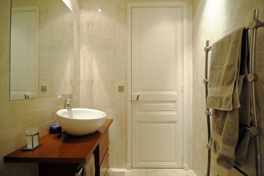 Champs Elysees Homestay - Air Conditioning Париж Номер фото